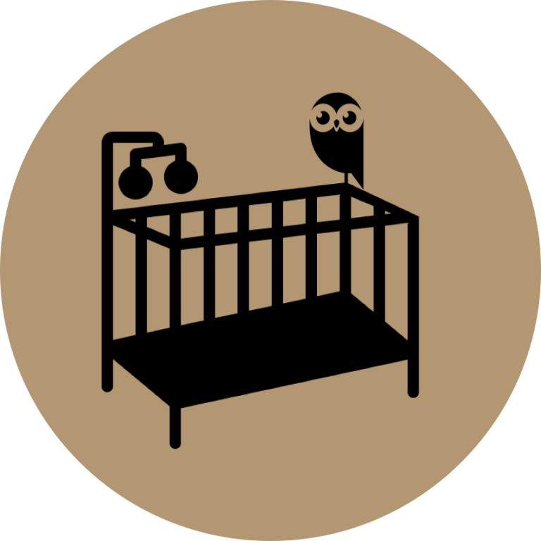 Un lit bébé surmonté d’une chouette.