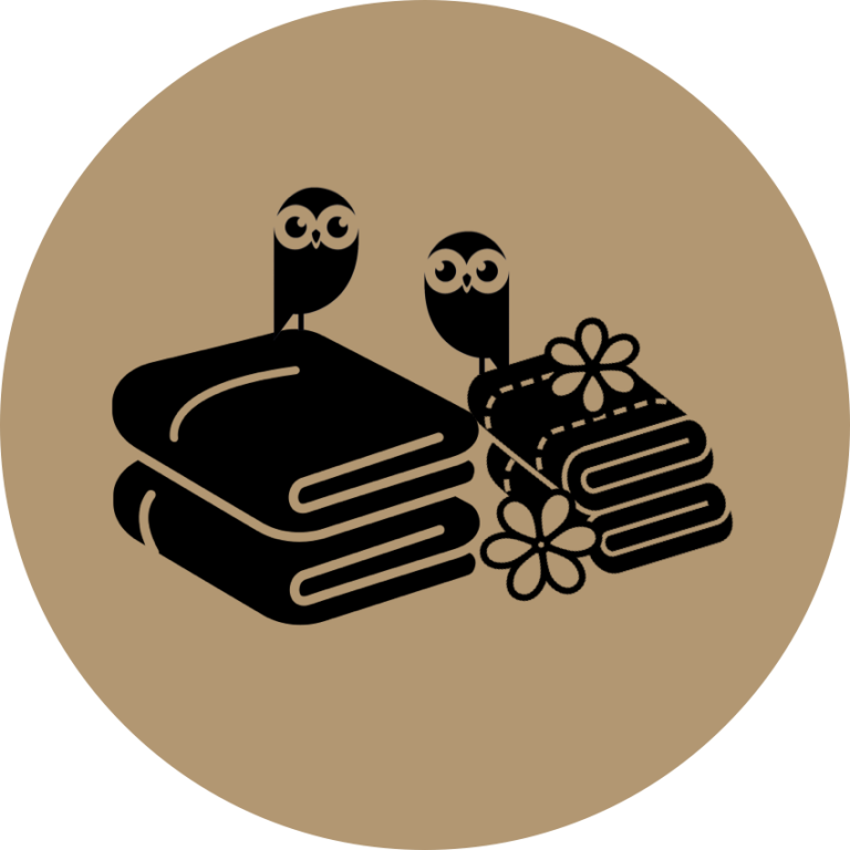 Un lit simple avec un coussin, surmonté d’une chouette.