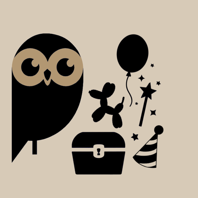 Animations de fêtes pour enfants Logo "La Chouette aide" avec un coffre au trésor, un ballon en forme de chien, un chapeau de fête et une baguette magique.